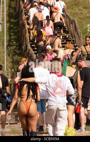 11. August 2023, Winchester, Hampshire, England: Boomtown Fair lockte die Besucher zu dem sonnenverwöhnten Festival mit überwiegend zeitgenössischen Tanzklängen an. Tausende strömten zu dem Ort in der Nähe von Winchester, wo eine eklektische Mischung aus Musik und Kunstdarstellern in einer fantastischen Welt von Fantasy-Kreationen und Musikbühnen enthalten war. (Bild: © Rod Harbinson/ZUMA Press Wire) Stockfoto