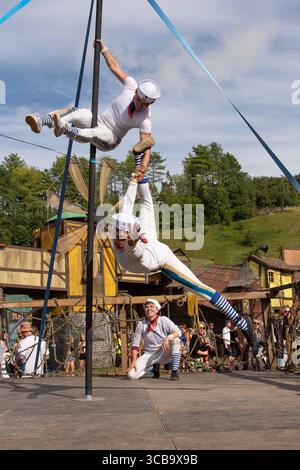 11. August 2023, Winchester, Hampshire, England: Boomtown Fair lockte die Besucher zu dem sonnenverwöhnten Festival mit überwiegend zeitgenössischen Tanzklängen an. Tausende strömten zu dem Ort in der Nähe von Winchester, wo eine eklektische Mischung aus Musik und Kunstdarstellern in einer fantastischen Welt von Fantasy-Kreationen und Musikbühnen enthalten war. (Bild: © Rod Harbinson/ZUMA Press Wire) Stockfoto