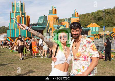 11. August 2023, Winchester, Hampshire, England: Boomtown Fair lockte die Besucher zu dem sonnenverwöhnten Festival mit überwiegend zeitgenössischen Tanzklängen an. Tausende strömten zu dem Ort in der Nähe von Winchester, wo eine eklektische Mischung aus Musik und Kunstdarstellern in einer fantastischen Welt von Fantasy-Kreationen und Musikbühnen enthalten war. (Bild: © Rod Harbinson/ZUMA Press Wire) Stockfoto