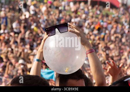11. August 2023, Winchester, Hampshire, England: Boomtown Fair lockte die Besucher zu dem sonnenverwöhnten Festival mit überwiegend zeitgenössischen Tanzklängen an. Tausende strömten zu dem Ort in der Nähe von Winchester, wo eine eklektische Mischung aus Musik und Kunstdarstellern in einer fantastischen Welt von Fantasy-Kreationen und Musikbühnen enthalten war. (Bild: © Rod Harbinson/ZUMA Press Wire) Stockfoto