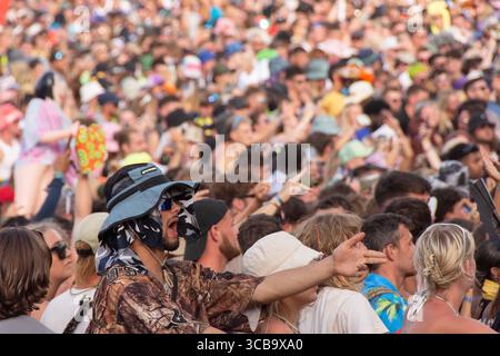 11. August 2023, Winchester, Hampshire, England: Boomtown Fair lockte die Besucher zu dem sonnenverwöhnten Festival mit überwiegend zeitgenössischen Tanzklängen an. Tausende strömten zu dem Ort in der Nähe von Winchester, wo eine eklektische Mischung aus Musik und Kunstdarstellern in einer fantastischen Welt von Fantasy-Kreationen und Musikbühnen enthalten war. (Bild: © Rod Harbinson/ZUMA Press Wire) Stockfoto