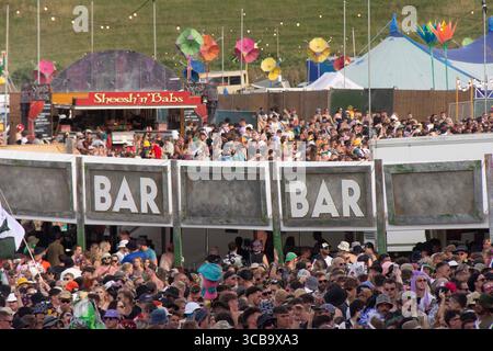 11. August 2023, Winchester, Hampshire, England: Boomtown Fair lockte die Besucher zu dem sonnenverwöhnten Festival mit überwiegend zeitgenössischen Tanzklängen an. Tausende strömten zu dem Ort in der Nähe von Winchester, wo eine eklektische Mischung aus Musik und Kunstdarstellern in einer fantastischen Welt von Fantasy-Kreationen und Musikbühnen enthalten war. (Bild: © Rod Harbinson/ZUMA Press Wire) Stockfoto