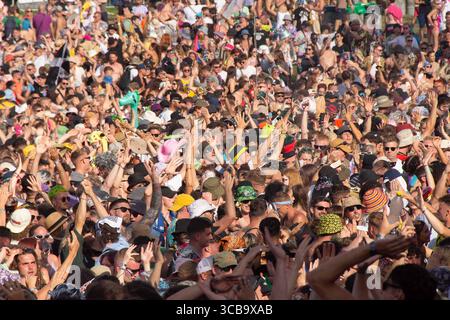 11. August 2023, Winchester, Hampshire, England: Boomtown Fair lockte die Besucher zu dem sonnenverwöhnten Festival mit überwiegend zeitgenössischen Tanzklängen an. Tausende strömten zu dem Ort in der Nähe von Winchester, wo eine eklektische Mischung aus Musik und Kunstdarstellern in einer fantastischen Welt von Fantasy-Kreationen und Musikbühnen enthalten war. (Bild: © Rod Harbinson/ZUMA Press Wire) Stockfoto