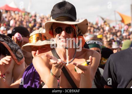 11. August 2023, Winchester, Hampshire, England: Boomtown Fair lockte die Besucher zu dem sonnenverwöhnten Festival mit überwiegend zeitgenössischen Tanzklängen an. Tausende strömten zu dem Ort in der Nähe von Winchester, wo eine eklektische Mischung aus Musik und Kunstdarstellern in einer fantastischen Welt von Fantasy-Kreationen und Musikbühnen enthalten war. (Bild: © Rod Harbinson/ZUMA Press Wire) Stockfoto