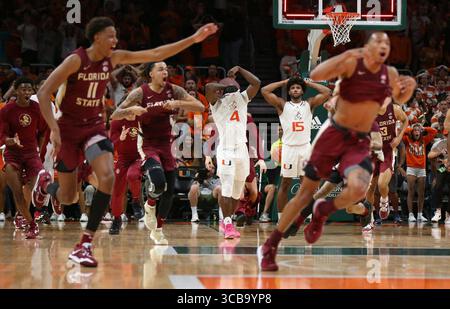 Am 25. Februar 2023, Coral Gables, FL, USA: Miami Hurricanes Guard Bensley Joseph (4) und Stürmer Norchad Omier (15) reagieren, nachdem die FSU am 25. Februar 2023 im Watsco Center in Coral Gables, Florida, mit einem Dreipunktspringer die Führung übernimmt. (Foto: © Al Diaz/Miami Herald via ZUMA Press Wire) Stockfoto