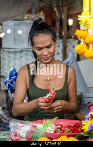 27. Juli 2023, Bangkok, Thailand: Ein Verkäufer wird auf dem Phran NOK Market im Bezirk Bangkok Yai gesehen, wie er Blumengirlanden herstellt. Der Prannok Markt in der Altstadt auf der Thonburi-Seite ist ein über 60 Jahre alter alter Markt, der eine Vielzahl an frischen Produkten und Fertiggerichten für Thailänder, Thai-Menschen chinesischer Herkunft oder Touristen bietet. Der Markt befindet sich außerdem in der Itsaraphap Road, Bangkok Yai District, in Bangkok, Thailand. (Foto: © Nathalie Jamois/SOPA Images via ZUMA Press Wire) Stockfoto