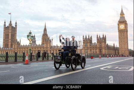 5. November 2023, London, England, Vereinigtes Königreich: Die Teilnehmer fahren am Palace of Westminster vorbei und über die Westminster Bridge, während des RM Sotheby's London nach Brighton Veteran Car Run. (Bild: © Tayfun Salci/ZUMA Press Wire) Stockfoto