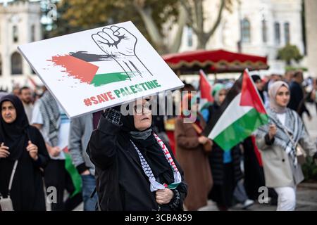 12. November 2023, Istanbul, Türkei: Ein Demonstrant mit einem Plakat mit der Aufschrift „Rettet Palästina“ und den Farben der palästinensischen Flagge. Die Plattform der Palästinensischen Initiative bildete eine menschliche Kette von Edirnekapi bis Sultanahmet, um gegen Israels Angriffe auf Gaza zu protestieren. (Credit Image: © Onur Dogman/SOPA Images via ZUMA Press Wire) Stockfoto