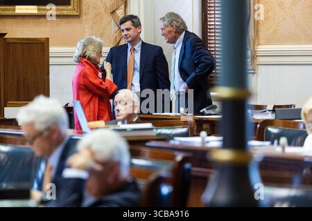 23. Mai 2023: Senatorin Katrina Shealy (R-Lexington), Senatsmehrheitsführerin Shane Massey (R-Edgefield) und Senator Harvey Peeler (R-Cherokee) sprechen während der senatsdebatte über einen Gesetzesentwurf, der die Abtreibung nach sechs Wochen am Dienstag, den 23. Mai 2023, verbieten würde. (Kreditbild: © Joshua Boucher/The State Via ZUMA Press Wire) Stockfoto