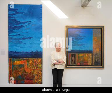 Edinburgh, Großbritannien. August 2025. Victoria Crowe: Shifting Surfaces in den Dovecot Studios, die bis zum 11. Oktober 2025 im Rahmen des Edinburgh Art Festivals geöffnet sind. Erkundet die 15 Jahre währenden Textilkooperationen zwischen Crowe und dem weltbekannten Studio für Wandteppiche. Pictured with Richer Twilight, Venice (2019) Foto: phil wilkinson/Alamy Live News Stockfoto