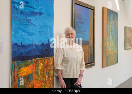 Edinburgh, Großbritannien. August 2025. Victoria Crowe: Shifting Surfaces in den Dovecot Studios, die bis zum 11. Oktober 2025 im Rahmen des Edinburgh Art Festivals geöffnet sind. Erkundet die 15 Jahre währenden Textilkooperationen zwischen Crowe und dem weltbekannten Studio für Wandteppiche. Pictured with Richer Twilight, Venice (2019) Foto: phil wilkinson/Alamy Live News Stockfoto