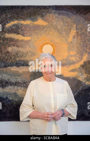 Edinburgh, Großbritannien. August 2025. Victoria Crowe: Shifting Surfaces in den Dovecot Studios, die bis zum 11. Oktober 2025 im Rahmen des Edinburgh Art Festivals geöffnet sind. Erkundet die 15 Jahre währenden Textilkooperationen zwischen Crowe und dem weltbekannten Studio für Wandteppiche. Dargestellt mit einem Teppich der Dovecot Studios ihrer Arbeit, Orcadian Series: Solstice Moon (2023) Credit: phil wilkinson/Alamy Live News Stockfoto