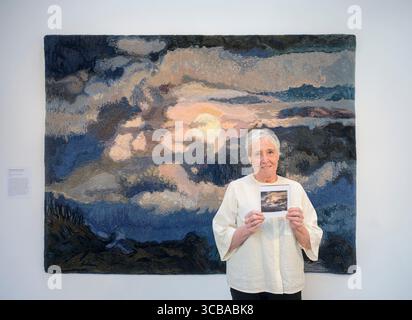 Edinburgh, Großbritannien. August 2025. Victoria Crowe: Shifting Surfaces in den Dovecot Studios, die bis zum 11. Oktober 2025 im Rahmen des Edinburgh Art Festivals geöffnet sind. Erkundet die 15 Jahre währenden Textilkooperationen zwischen Crowe und dem weltbekannten Studio für Wandteppiche. Dargestellt mit einem Teppich der Dovecot Studios ihrer Arbeit, Orcadian Series: Above Stromness (2023) Credit: phil wilkinson/Alamy Live News Stockfoto