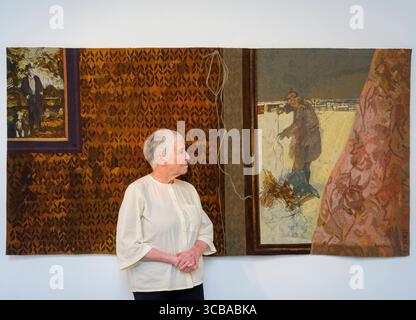 Edinburgh, Großbritannien. August 2025. Victoria Crowe: Shifting Surfaces in den Dovecot Studios, die bis zum 11. Oktober 2025 im Rahmen des Edinburgh Art Festivals geöffnet sind. Erkundet die 15 Jahre währenden Textilkooperationen zwischen Crowe und dem weltbekannten Studio für Wandteppiche. Dargestellt mit einem Wandteppich der Dovecot Studios zu ihrer Arbeit Two Views (2007) Credit: phil wilkinson/Alamy Live News Stockfoto