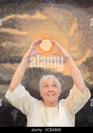 Edinburgh, Großbritannien. August 2025. Victoria Crowe: Shifting Surfaces in den Dovecot Studios, die bis zum 11. Oktober 2025 im Rahmen des Edinburgh Art Festivals geöffnet sind. Erkundet die 15 Jahre währenden Textilkooperationen zwischen Crowe und dem weltbekannten Studio für Wandteppiche. Dargestellt mit einem Teppich der Dovecot Studios ihrer Arbeit, Orcadian Series: Solstice Moon (2023) Credit: phil wilkinson/Alamy Live News Stockfoto