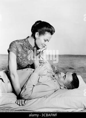 29. September 2021: Gia Scala, Glenn Ford, On-Set des Films, „Don't Go Near the Water“, MGM, 1957 (Bild: © JT Vintage/Glasshouse Via ZUMA Press Wire) Stockfoto