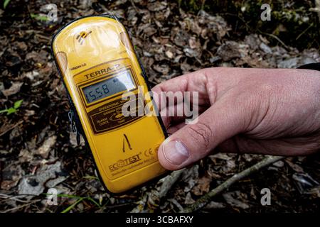 5. Mai 2023, Pripyat, Kiew Oblast, Ukraine: Ein Geigerzähler in einem der stärker kontaminierten Gebiete der Stadt Pripyat zeigt einen Messwert von 15,58 Mikrosieverts pro Stunde (USV/h). Diese Strahlungsintensität wird als geringer angesehen, als ein Mensch von einer Röntgenaufnahme des Thorax erhalten würde. (Foto: © Gabriel Romero/ZUMA Press Wire) Stockfoto