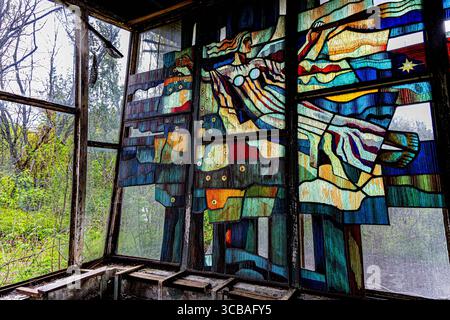 5. Mai 2023, Pripyat, Kiew Oblast, Ukraine: Ein Buntglasfenster im Postamt in Pripyat. (Foto: © Gabriel Romero/ZUMA Press Wire) Stockfoto