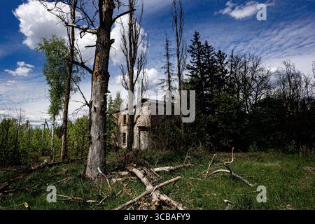5. Mai 2023, Pripyat, Kiew Oblast, Ukraine: Seit der Kernschmelze im Kernkraftwerk Tschernobyl am 26. April 1986 liegt in der Nähe der Stadt Pripyat ein einsames Haus. Die Stadt Pripyat liegt im Norden der Ukraine etwa zwölf Kilometer von der belarussischen Grenze entfernt. (Foto: © Gabriel Romero/ZUMA Press Wire) Stockfoto