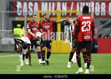 19. September 2023, Mailand, LOMBARDEZ, Italien: THEO HERNANDEZ Nr. 19 des Teams AC MILAN reagiert während des Gruppenspiels der UEFA Champions League zwischen AC Milan und Newcastle United am Dienstag, den 19. September 2023 im Stadio San Siro, Italien (Foto: © Mickael Chavet/ZUMA Press Wire) Stockfoto