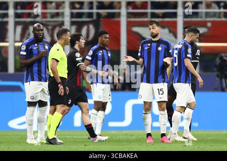 Mai 2023, Mailand, Lombardei, Italien: FRANCESCO ACERBI #15 von Inter reagiert während des Halbfinalspiels der UEFA Champions League zwischen AC Mailand und Inter am Mittwoch, den 10. Mai 2023, im Stadio San Siro, Italien (Foto: © Mickael Chavet/ZUMA Press Wire) Stockfoto