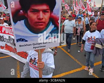 19. Juli 2023, Lima, Peru: Ein Mann, der das Porträt eines der Opfer der Proteste trägt, als Tausende von Gewerkschaftern, Aktivisten und Mitgliedern indigener Gruppen im Rahmen der so genannten dritten Übernahme Limas auf die Straße gingen, um eine weitere Protestwelle gegen die Präsidentin Dina Boluarte und den Kongress zu starten und um ihren Rücktritt und neue allgemeine Wahlen zu bitten. Bei früheren Unruhen, von Dezember 2022 bis März dieses Jahres, gab es mehr als 50 Todesopfer aufgrund der Anwendung übermäßiger Gewalt durch die Polizei, um die Demonstranten zu kontrollieren. (Bild: © Carlos Garcia Granthon/ZUMA Press Stockfoto