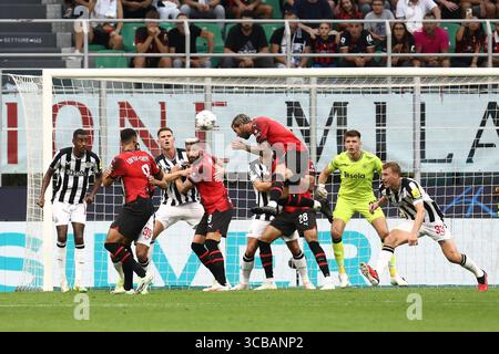 19. September 2023, Mailand, LOMBARDEZ, Italien: THEO HERNANDEZ Nr. 19 des Teams AC MILAN spielt beim Gruppenspiel der UEFA Champions League am Dienstag, den 19. September 2023, im Stadio San Siro, Italien, einen Kopfball (Foto: © Mickael Chavet/ZUMA Press Wire) Stockfoto