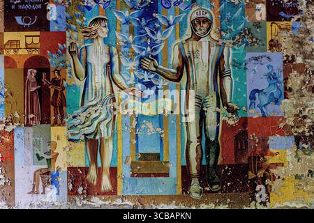 5. Mai 2023, Pripjat, Kiew Oblast, Ukraine: Ein alterndes Wandgemälde an der Wand des Postamtes in Pripjat mit einem Kosmonauten aus der Sowjetzeit. Jahrelange Luftfeuchtigkeit und eiskalte Wintertemperaturen haben zu seinem Rückgang beigetragen. (Foto: © Gabriel Romero/ZUMA Press Wire) Stockfoto