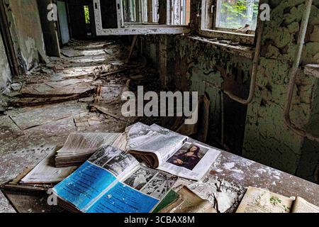5. Mai 2023, Pripyat, Kiew Oblast, Ukraine: Ein Flur innerhalb der Grundschule Nr. 3 und Schülerbücher auf einem Tisch verteilt, von denen eines ein Porträt der Mona Lisa zeigt. (Foto: © Gabriel Romero/ZUMA Press Wire) Stockfoto