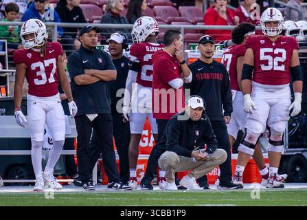 23. September 2023 Palo Alto, CA USA Stanford-Cheftrainer Troy Taylor am Rande des NCAA Football-Spiels zwischen den Arizona Wildcats und dem Stanford Cardinal. Arizona besiegt Stanford 21-20 im Stanford Stadium Palo Alto, CA Thurman James / CSM (Foto: © Thurman James/CSM via ZUMA Press Wire) Stockfoto