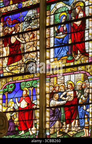 Frankreich, Aube, Chavanges, La Route du Vitrail (der Weg der Buntglasfenster), Kirche Saint Georges im 12. Jahrhundert erbaut, im 15. Und 16. Jahrhundert im gotischen Stil wiederaufgebaut, Detail des Buntglasfensters des Chors 1525, das die Passion und das Leben Jesu Christi darstellt, von unten nach oben und von links nach rechts, die Erscheinung Jesu an Maria Madeleine nach seiner Auferstehung, Thomas, der Abstieg in den Limbus, die Erscheinung Jesu Christi für die Jungfrau Maria Stockfoto