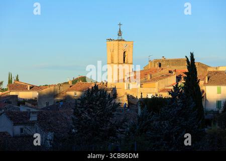 Frankreich, Vaucluse, regionaler Naturpark Luberon, Aigues-Tal, La Bastide des Jourdans, Blick auf das Dorf, Kirche Saint Pierre aux liens, 12. Jahrhundert Stockfoto