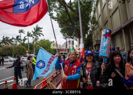 November 2023, Taipeh, Taipeh, Taiwan, China, Republik China: ein Unterstützer des Präsidentschaftskandidaten von Kuomintang (KMT) Hou Yu-ih, da Hou am 24.11.2023 bei der Zentralen Wahlkommission in Taipeh, Taiwan, eintrifft, um sich von Wiktor Dabkowski für die Präsidentschaftswahlen 2024 zu registrieren (Kreditbild: © Wiktor Dabkowski/ZUMA Press Wire) Stockfoto