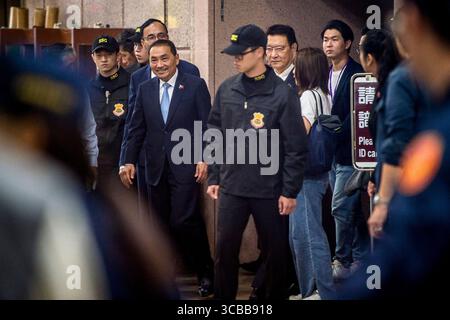 November 2023, Taipeh, Taipeh, Taiwan, China, Republik China: Kuomintangs (KMT) Präsidentschaftskandidat Hou Yu-ih kommt am 24./11/2023 bei der Zentralen Wahlkommission für seine Anmeldung beim Präsidentschaftsrennen 2024 in Taipeh (Taiwan) von Wiktor Dabkowski (Kreditbild: © Wiktor Dabkowski/ZUMA Press Wire) Stockfoto