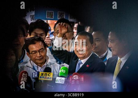 November 2023, Taipeh, Taipeh, Taiwan, China, Republik China: Hou Yu-ih, Präsidentschaftskandidat der Kuomintang (KMT), arbeitet mit den Medien zusammen, während er am 24.11.2023 bei der Zentralen Wahlkommission in Taipeh, Taiwan, ankommt, um sich von Wiktor Dabkowski für die Präsidentschaftswahlen 2024 zu registrieren (Foto: © Wiktor Dabkowski/ZUMA Press Wire) Stockfoto