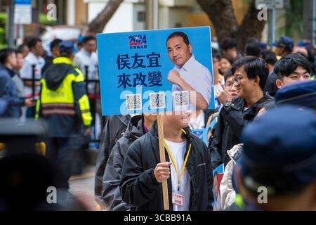 November 2023, Taipeh, Taipeh, Taiwan, China, Republik China: Enthusiasten des Präsidentschaftskandidaten von Kuomintang (KMT) Hou Yu-ih treffen sich am 24./11/2023 mit Plakaten bei der Central Wahlkommission in Taipei, Taiwan, um Unterstützung während seiner Präsidentschaftskandidatur 2024 zu zeigen Registrierung durch Wiktor Dabkowski (Kreditbild: © Wiktor Dabkowski/ZUMA Press Wire) Stockfoto