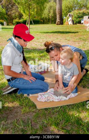 28. August 2016, Costa Mesa: Ein Junge lernt das antike, indianische Steinkornmahlen von einem Freiwilligen bei einem „Early California Days“-Festival in einem Park in Costa Mesa, CA. (Bild: © Spencer Grant/ZUMA Press Wire) Stockfoto