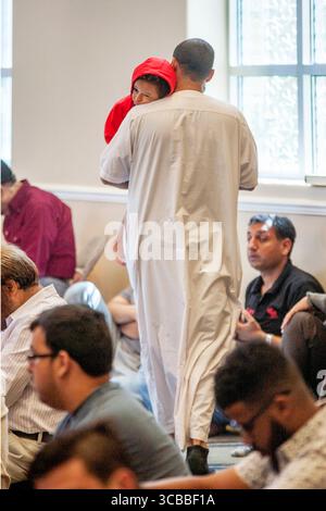 14. Oktober 2016: Ein muslimischer Vater trägt ein traditionelles nordafrikanisches Djellaba-Gewand und bringt seine kleine Tochter zum Freitagnachmittagsgebet in einer Moschee in Anaheim, CA. (Kreditbild: © Spencer Grant/ZUMA Press Wire) Stockfoto