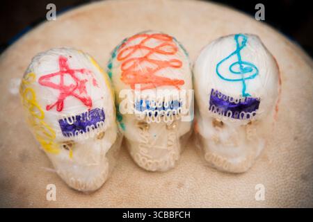 29. Oktober 2016, Huntington Beach, Kalifornien: In einer hispanischen Gemeinde in Huntington Beach, KALIFORNIEN, werden traditionelle Sugar Skulls für Day of the Dead Observance ausgestellt. Die Schädel werden verwendet, um die Gräber verstorbener Verwandter zu schmücken. (Kreditbild: © Spencer Grant/ZUMA Press Wire) Stockfoto