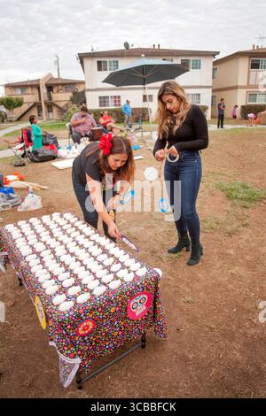 29. Oktober 2016, Huntington Beach, Kalifornien: Eine Mutter und Tochter in einer spanischen Gemeinde in Huntington Beach, KALIFORNIEN, organisieren eine Ausstellung traditioneller Zuckerschädel für die Day of the Dead Observance. Die Schädel werden verwendet, um die Gräber verstorbener Verwandter zu schmücken. Beachten Sie Bilder von Schädeln. (Kreditbild: © Spencer Grant/ZUMA Press Wire) Stockfoto