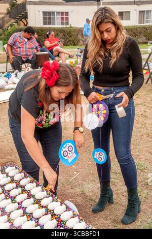 29. Oktober 2016, Huntington Beach, Kalifornien: Eine Mutter und Tochter in einer spanischen Gemeinde in Huntington Beach, KALIFORNIEN, organisieren eine Ausstellung traditioneller Zuckerschädel für die Day of the Dead Observance. Die Schädel werden verwendet, um die Gräber verstorbener Verwandter zu schmücken. Beachten Sie Bilder von Schädeln. (Kreditbild: © Spencer Grant/ZUMA Press Wire) Stockfoto