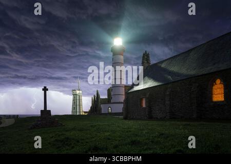 Frankreich, Finistere, Pointe Saint-Mathieu, dramatisches Gewitter mit dem Leuchtturm unter einem schweren Himmel Stockfoto