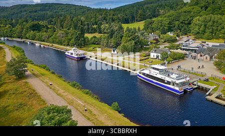 Jacobite Loch Ness Cruises Dochgarroch Caledonian Canal Schottland zwei Boote liegen im Sommer im Kanal Stockfoto