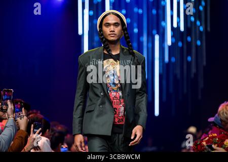 5. Oktober 2023 in Bangkok, Bangkok, Thailand: Ein Model mit einer Kreation von AUSGABE läuft auf der Landebahn. Am 6. Oktober 2023 nehmen die Menschen am 1. Tag der Bangkok International Fashion Week 2023 (BIFW2023) im Einkaufszentrum Siam Paragon in Bangkok, Thailand, Teil. (Kreditbild: © Matt Hunt/ZUMA Press Wire) Stockfoto