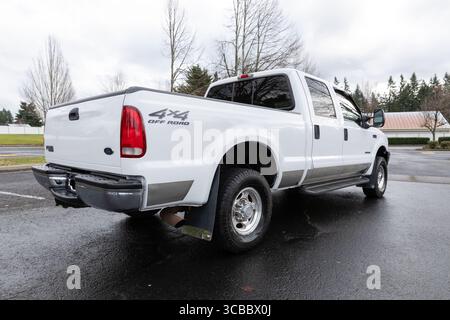 Portland, Oregon-USA-23. Januar 2024- 2000 White Ford F-250 XLT Super Duty Power Stroke Diesel V8 Pickup Truck American 4X4 SUV Geländefahrzeug außen Stockfoto