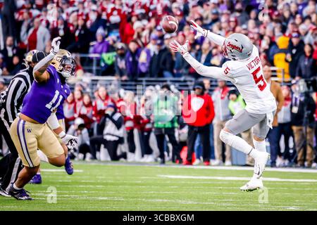 25. November 2023, Seattle, Washington, Vereinigte Staaten: Washington State Cougars Wide Receiver Lincoln Victor (5) während des Apple Cup Spiels zwischen den Washington Huskies und Washington State Cougars im NCAA Matchup im Husky Stadium, Seattle, Washington (Kreditbild: © Tom Jones/ZUMA Press Wire) Stockfoto
