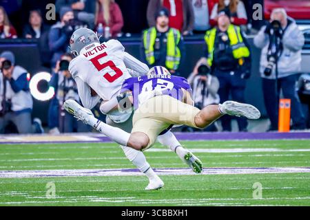 25. November 2023, Seattle, Washington, Vereinigte Staaten: Washington State Cougars Wide Receiver Lincoln Victor (5) während des Apple Cup Spiels zwischen den Washington Huskies und Washington State Cougars im NCAA Matchup im Husky Stadium, Seattle, Washington (Kreditbild: © Tom Jones/ZUMA Press Wire) Stockfoto