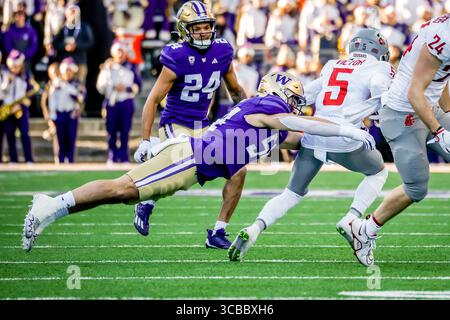 25. November 2023, Seattle, Washington, Vereinigte Staaten: Washington State Cougars Wide Receiver Lincoln Victor (5) und Washington Huskies Linebacker Drew Fowler (54) während des Apple Cup Spiels zwischen den Washington Huskies und Washington State Cougars im NCAA Matchup im Husky Stadium, Seattle, Washington (Kreditbild: © Tom Jones/ZUMA Press Wire) Stockfoto
