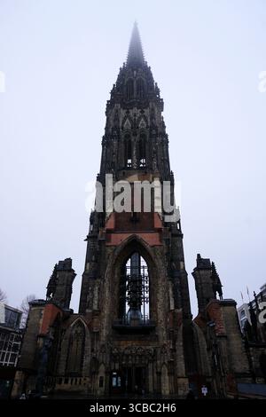 Vertikale Frontalansicht des gotischen Kirchturms der Nikolaikirche, Hamburg, das Denkmal für einen im Zweiten Weltkrieg zerstörten Dom Stockfoto