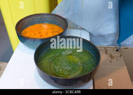 Eigelb und weiß in zwei Schalen getrennt. Stockfoto